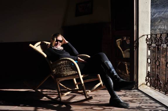 Aproveitando a luz do sol que entrava pela janela do nosso quarto, no fim de tarde em Real de Catorce, pueblo mágico no norte do México